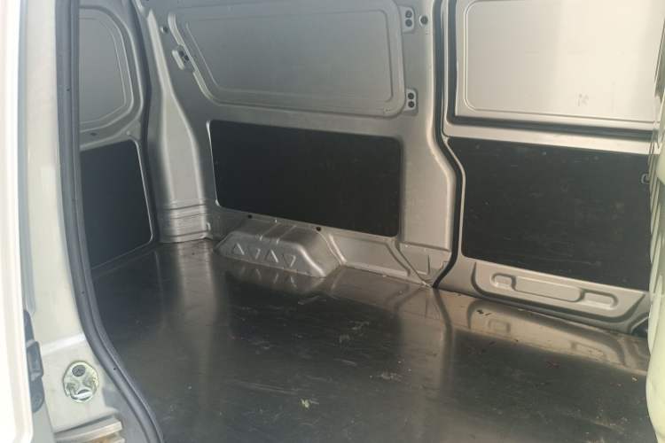 Used Jinbei Hiace X30 2023 1.5L Super-Enjoyment Van 2/5 Seats Non-Air-Conditioned Version SWC15M Interior 4