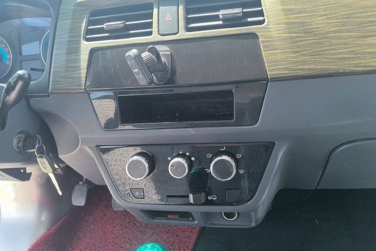 Used Jinbei Hiace X30 2023 1.5L Super-Comfortable Passenger Van 5/6/7-Seater Non-Air-Conditioned Version Model SWC15M Interior 5