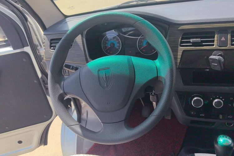 Used Jinbei Hiace X30 2023 1.5L Super-Comfortable Passenger Van 5/6/7-Seater Non-Air-Conditioned Version Model SWC15M Interior 6