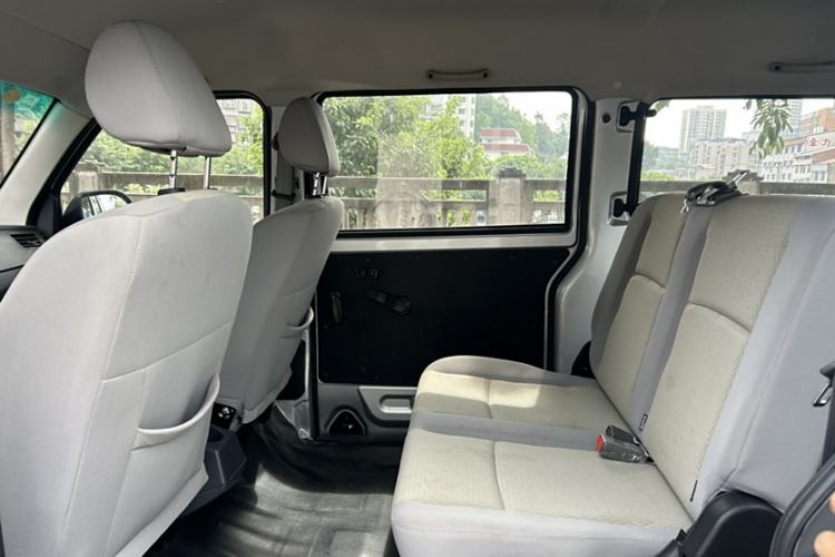 Used Jinbei Hiace X30 2023 1.5L Super-Comfortable Passenger Van 5/6/7-Seater Non-Air-Conditioned Version Model SWC15M Interior 6