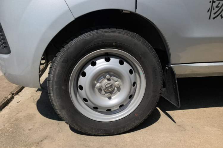Used Jinbei Hiace X30 2023 1.5L Super-Comfortable Passenger Van 5/6/7-Seater Non-Air-Conditioned Version Model SWC15M Left Front Wheel Hub