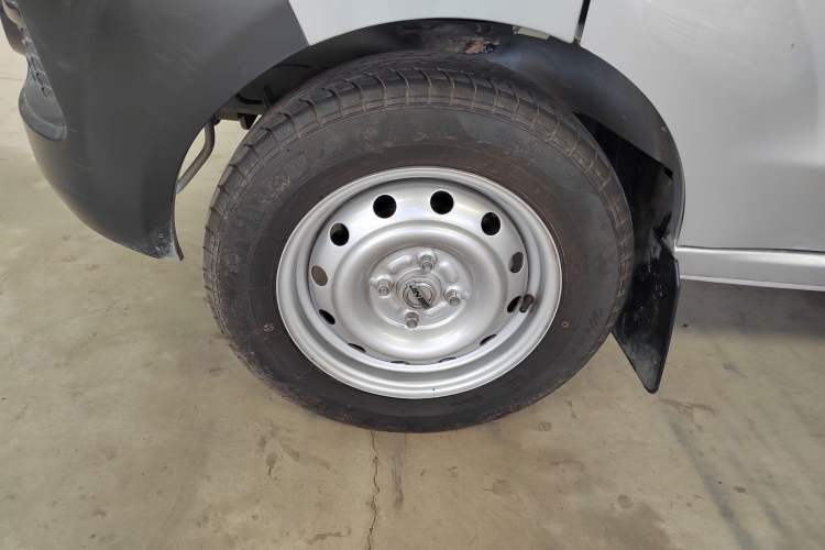 Used Jinbei Hiace X30 2023 1.5L Super-Comfortable Passenger Van 5/6/7-Seater Non-Air-Conditioned Version Model SWC15M Left Front Wheel Hub