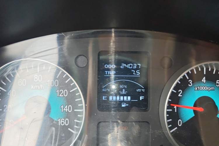 Used Jinbei Hiace X30 2023 1.5L Wealthy-Style Passenger Van 5/6/7-Seater Non-Air-Conditioned Version SWC15M Odometer Close Up