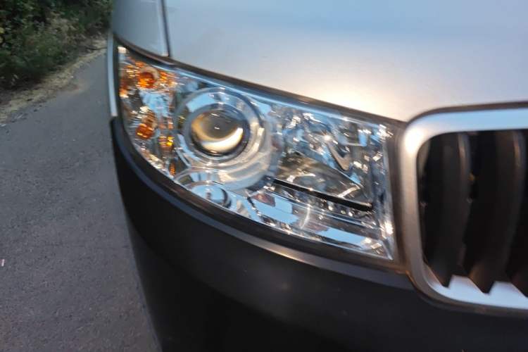 Used Jinbei Hiace X30 2023 1.5L Super-Comfortable Passenger Van 5/6/7-Seater Non-Air-Conditioned Version Model SWC15M Right Front Headlight