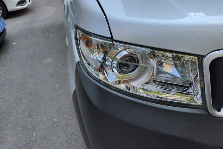 Used Jinbei Hiace X30 2023 1.5L Super-Comfortable Passenger Van 5/6/7-Seater Non-Air-Conditioned Version Model SWC15M Right Front Headlight