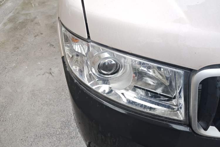 Used Jinbei Hiace X30 2023 1.5L Super-Comfortable Passenger Van 5/6/7-Seater Non-Air-Conditioned Version Model SWC15M Right Front Headlight