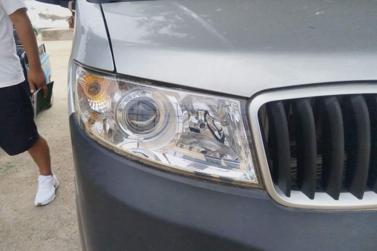 Used Jinbei Hiace X30 2023 1.5L Super-Comfortable Passenger Van 5/6/7-Seater Non-Air-Conditioned Version Model SWC15M Right Front Headlight