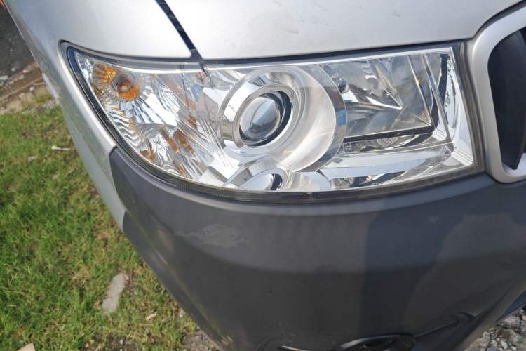 Used Jinbei Hiace X30 2023 1.5L Super-Comfortable Passenger Van 5/6/7-Seater Non-Air-Conditioned Version Model SWC15M Right Front Headlight