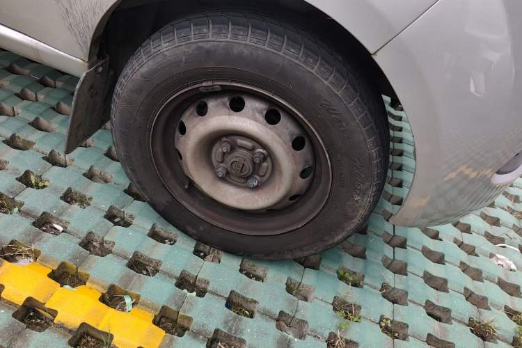 Used Jinbei Hiace X30 2023 1.5L Super-Comfortable Passenger Van 5/6/7-Seater Non-Air-Conditioned Version Model SWC15M Right Front Wheel Hub
