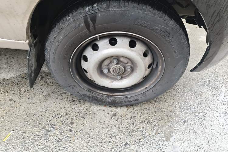 Used Jinbei Hiace X30 2023 1.5L Super-Comfortable Passenger Van 5/6/7-Seater Non-Air-Conditioned Version Model SWC15M Right Front Wheel Hub