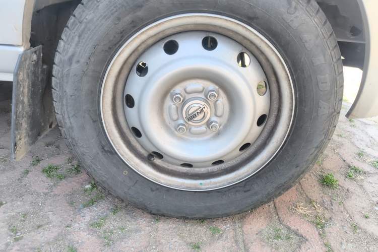Used Jinbei Hiace X30 2023 1.5L Wealthy-Style Passenger Van 5/6/7-Seater Non-Air-Conditioned Version SWC15M Right Front Wheel Hub
