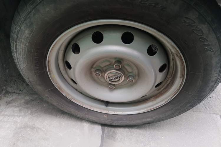 Used Jinbei Hiace X30 2023 1.5L Super-Comfortable Passenger Van 5/6/7-Seater Non-Air-Conditioned Version Model SWC15M Right Front Wheel Hub