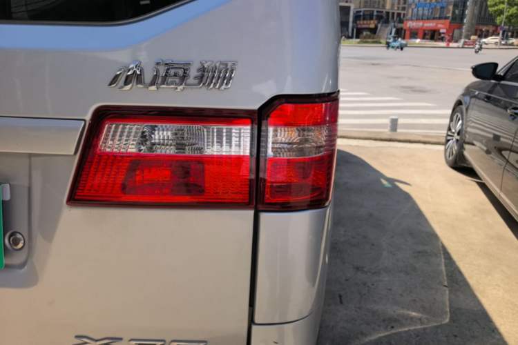 Used Jinbei Hiace X30 2023 1.5L Super-Comfortable Passenger Van 5/6/7-Seater Non-Air-Conditioned Version Model SWC15M Right Rear Taillight