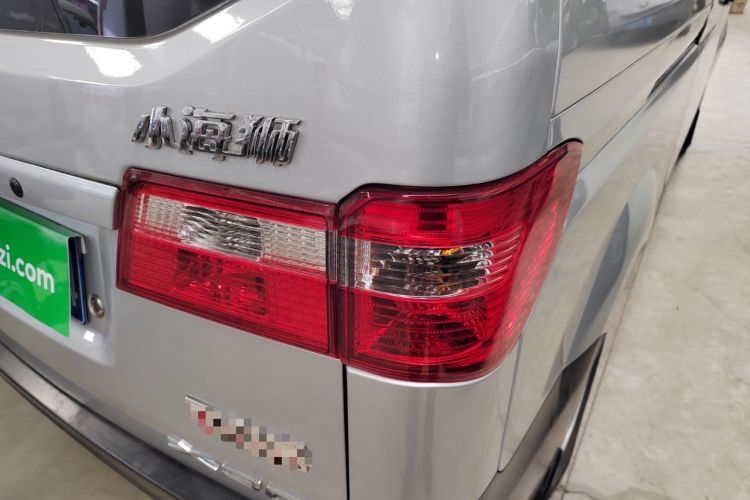 Used Jinbei Hiace X30 2023 1.5L Super-Comfortable Passenger Van 5/6/7-Seater Non-Air-Conditioned Version Model SWC15M Right Rear Taillight
