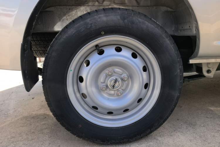 Used Jinbei Hiace X30 2023 1.5L Super-Comfortable Passenger Van 5/6/7-Seater Non-Air-Conditioned Version Model SWC15M Right Rear Wheel Hub