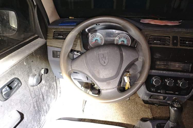 Used Jinbei Hiace X30 2023 1.5L Super-Comfortable Passenger Van 5/6/7-Seater Non-Air-Conditioned Version Model SWC15M Steering Wheel