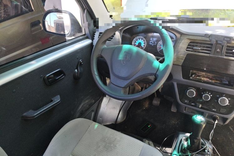Used Jinbei Hiace X30 2023 1.5L Super-Comfortable Passenger Van 5/6/7-Seater Non-Air-Conditioned Version Model SWC15M Steering Wheel