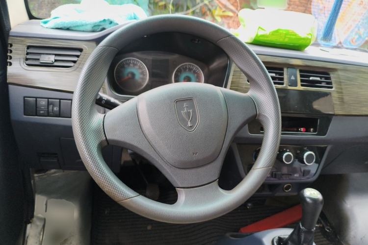 Used Jinbei Hiace X30 2023 1.5L Super-Comfortable Passenger Van 5/6/7-Seater Non-Air-Conditioned Version Model SWC15M Steering Wheel