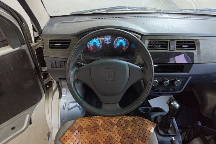 Used Jinbei Hiace X30 2023 1.5L Super-Comfortable Passenger Van 5/6/7-Seater Non-Air-Conditioned Version Model SWC15M Steering Wheel