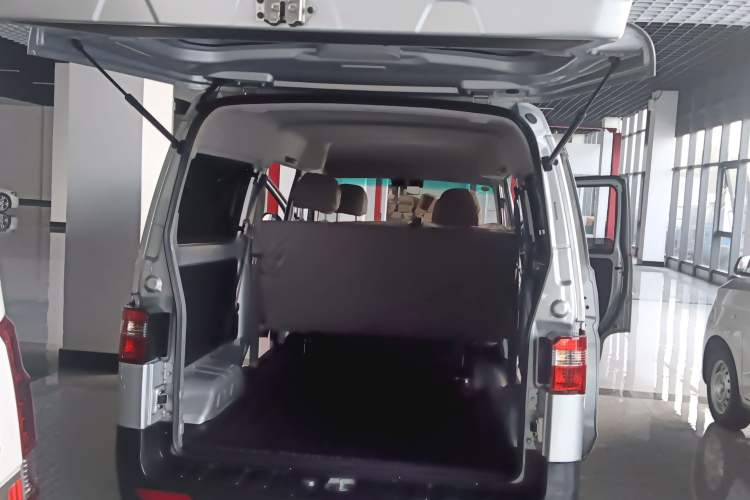 Used Jinbei Hiace X30 2023 1.5L Super-Comfortable Passenger Van 5/6/7-Seater Non-Air-Conditioned Version Model SWC15M Trunk