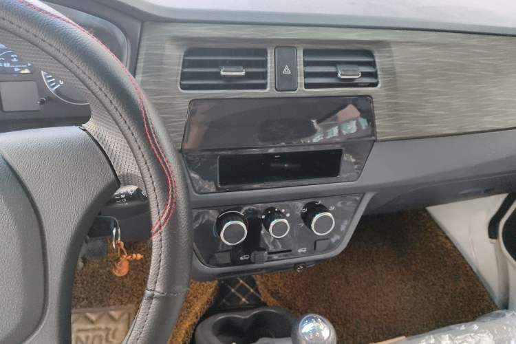 Used Jinbei Hiace X30 2023 1.5L Super-Comfortable Passenger Van 5/6/7-Seater Non-Air-Conditioned Version Model SWC15M Audio And AC Panel