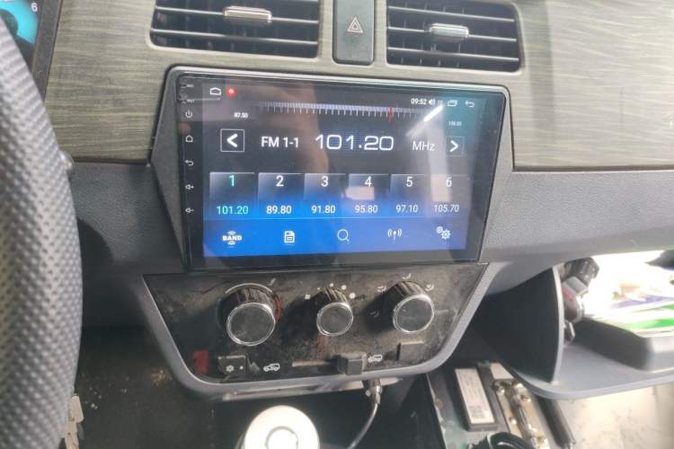 Used Jinbei Hiace X30 2023 1.5L Wealthy-Style Passenger Van 5/6/7-Seater Non-Air-Conditioned Version SWC15M Audio And AC Panel
