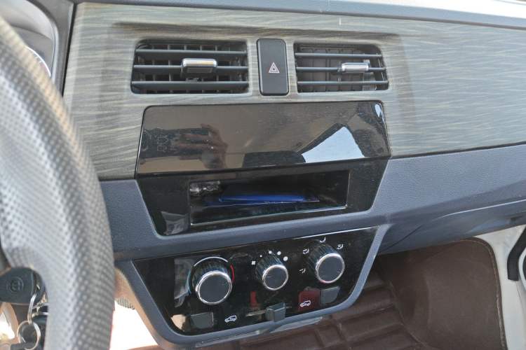 Used Jinbei Hiace X30 2023 1.5L Super-Comfortable Passenger Van 5/6/7-Seater Non-Air-Conditioned Version Model SWC15M Audio And AC Panel