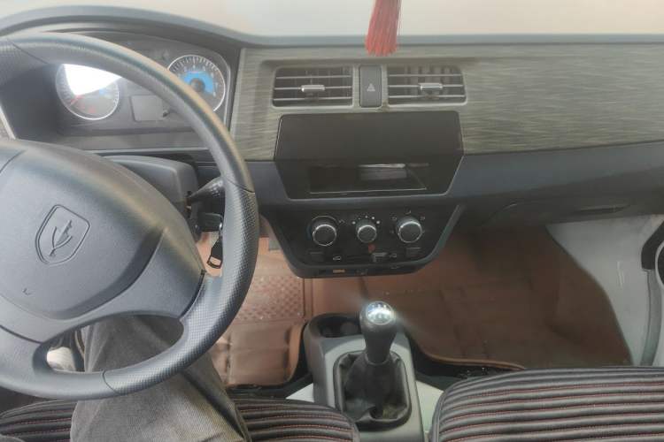 Used Jinbei Hiace X30 2023 1.5L Super-Comfortable Passenger Van 5/6/7-Seater Non-Air-Conditioned Version Model SWC15M Audio And AC Panel