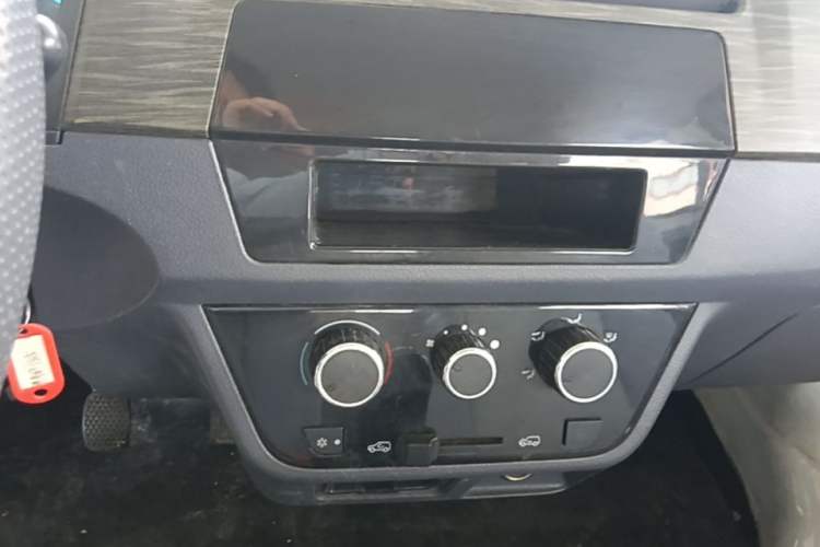 Used Jinbei Hiace X30 2023 1.5L Super-Comfortable Passenger Van 5/6/7-Seater Non-Air-Conditioned Version Model SWC15M Audio And AC Panel