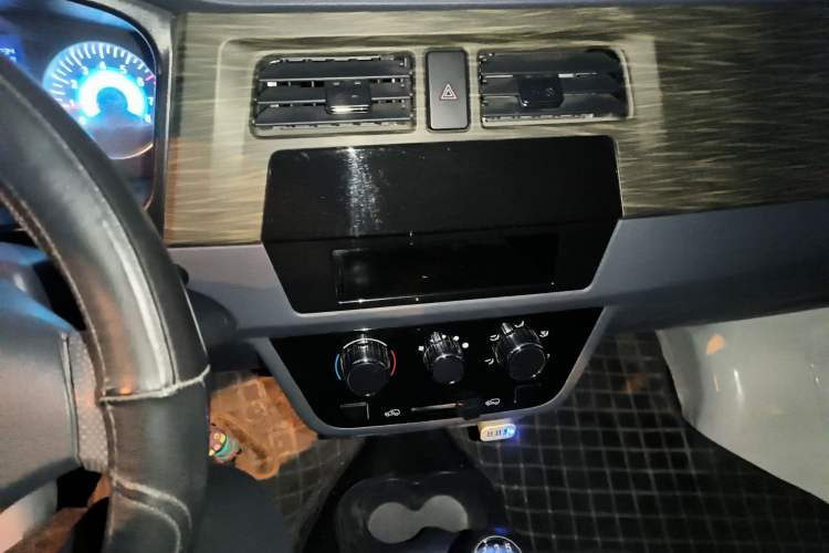 Used Jinbei Hiace X30 2023 1.5L Super-Comfortable Passenger Van 5/6/7-Seater Non-Air-Conditioned Version Model SWC15M Audio And AC Panel