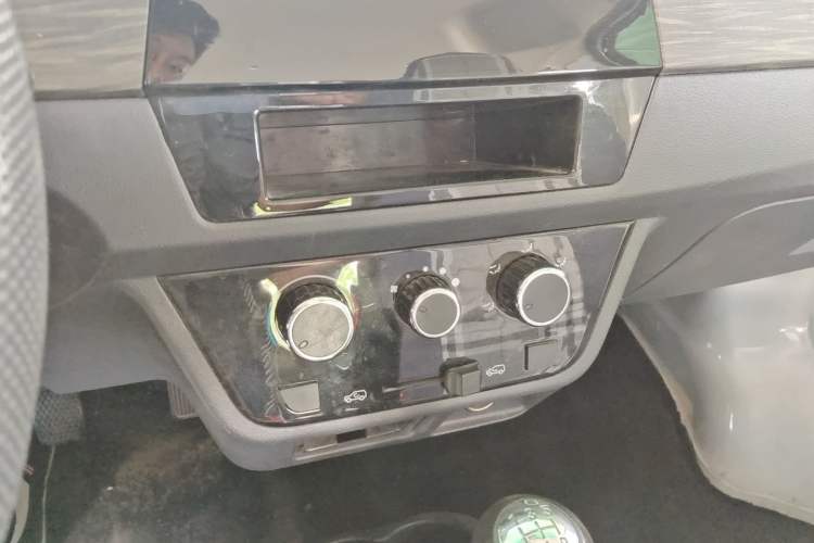 Used Jinbei Hiace X30 2023 1.5L Super-Comfortable Passenger Van 5/6/7-Seater Non-Air-Conditioned Version Model SWC15M Audio And AC Panel