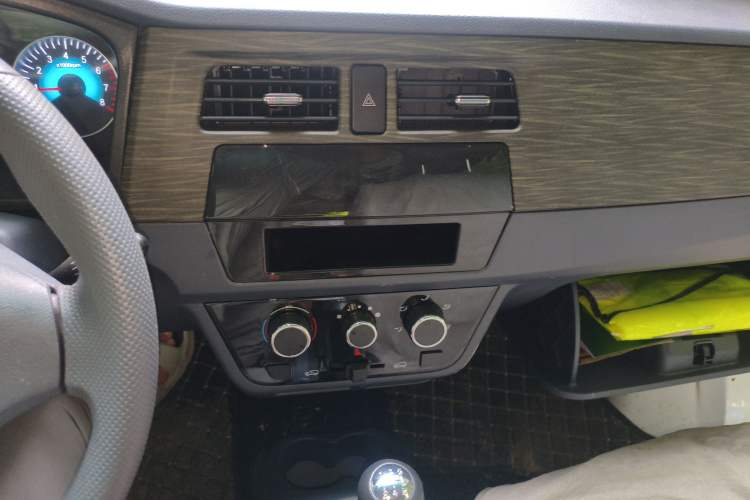 Used Jinbei Hiace X30 2023 1.5L Super-Comfortable Passenger Van 5/6/7-Seater Non-Air-Conditioned Version Model SWC15M Audio And AC Panel