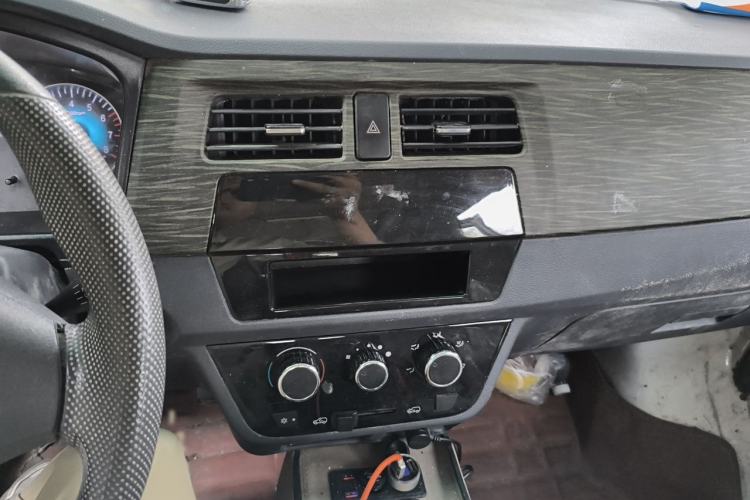 Used Jinbei Hiace X30 2023 1.5L Super-Comfortable Passenger Van 5/6/7-Seater Non-Air-Conditioned Version Model SWC15M Audio And AC Panel