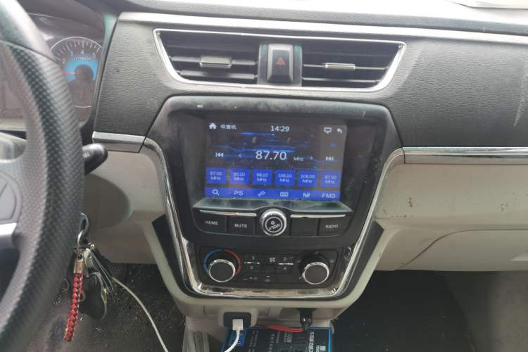 Used Jinbei Hiace X30 2023 1.5L Business-Style Passenger Van 5/6/7-Seater Non-Air-Conditioned Version SWC15M Audio And AC Panel