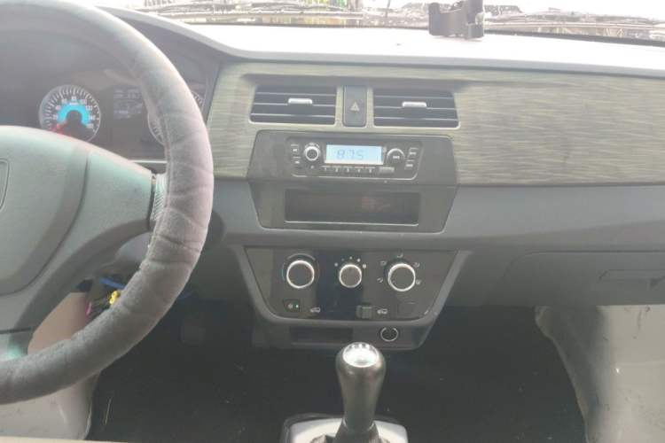 Used Jinbei Hiace X30 2023 1.5L Super-Comfortable Passenger Van 5/6/7-Seater Non-Air-Conditioned Version Model SWC15M Audio And AC Panel