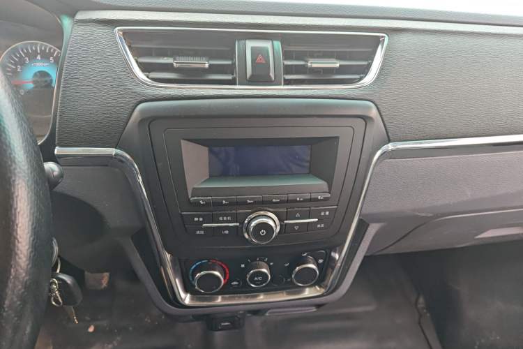 Used Jinbei Hiace X30 2023 1.5L Super-Comfortable Passenger Van 5/6/7-Seater Non-Air-Conditioned Version Model SWC15M Audio And AC Panel