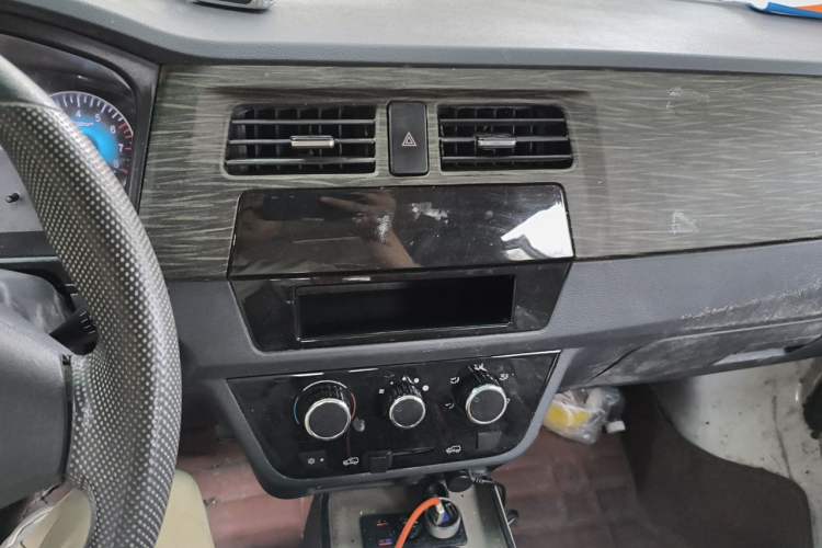 Used Jinbei Hiace X30 2023 1.5L Super-Comfortable Passenger Van 5/6/7-Seater Non-Air-Conditioned Version Model SWC15M Audio And AC Panel