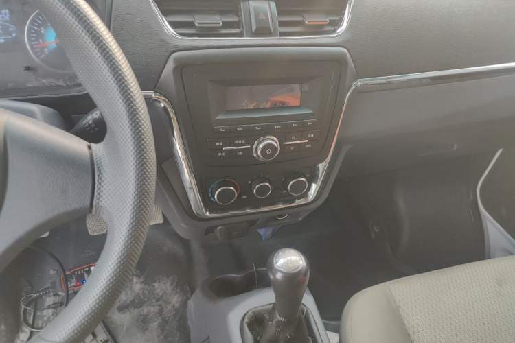 Used Jinbei Hiace X30 2023 1.5L Wealthy-Style Passenger Van 5/6/7-Seater Non-Air-Conditioned Version SWC15M Audio And AC Panel