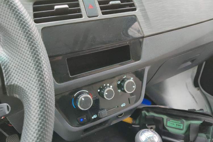 Used Jinbei Hiace X30 2023 1.5L Super-Enjoyment Van 2/5 Seats Non-Air-Conditioned Version SWC15M Audio And AC Panel