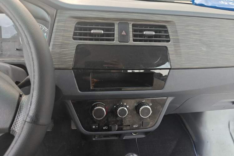 Used Jinbei Hiace X30 2023 1.5L Super-Comfortable Passenger Van 5/6/7-Seater Non-Air-Conditioned Version Model SWC15M Audio And AC Panel