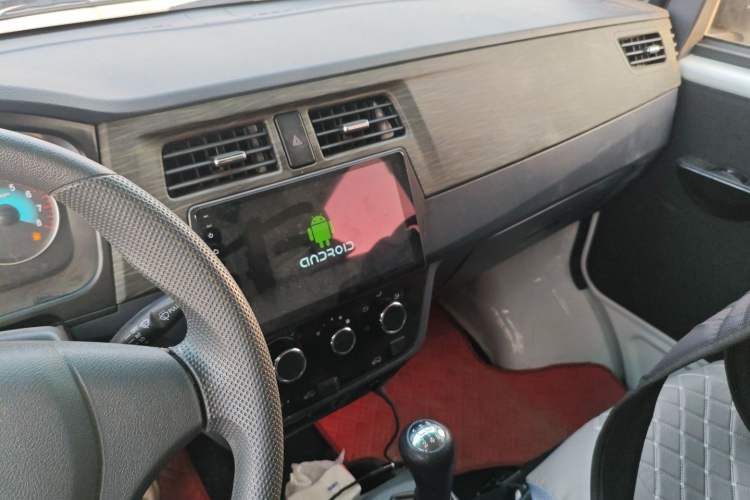 Used Jinbei Hiace X30 2023 1.5L Super-Comfortable Passenger Van 5/6/7-Seater Non-Air-Conditioned Version Model SWC15M Audio And AC Panel