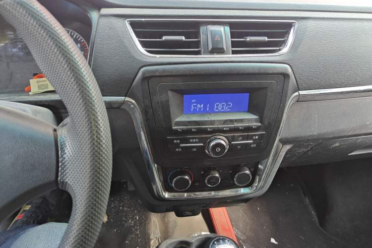 Used Jinbei Hiace X30 2023 1.5L Wealthy-Style Passenger Van 5/6/7-Seater Non-Air-Conditioned Version SWC15M Audio And AC Panel