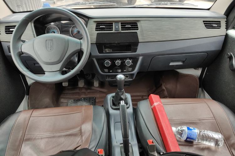 Used Jinbei Hiace X30 2023 1.5L Super-Comfortable Passenger Van 5/6/7-Seater Non-Air-Conditioned Version Model SWC15M Center Console