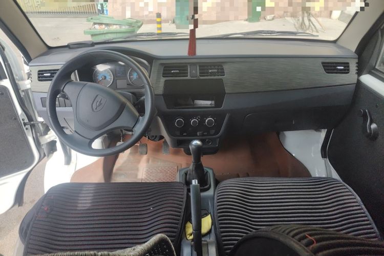 Used Jinbei Hiace X30 2023 1.5L Super-Comfortable Passenger Van 5/6/7-Seater Non-Air-Conditioned Version Model SWC15M Center Console