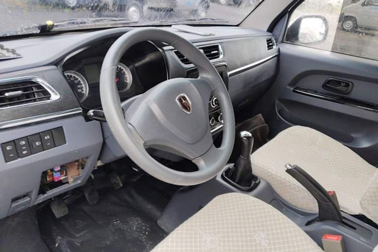 Used Jinbei Hiace X30 2023 1.5L Wealthy Van 2/5-Seater Non-Air-Conditioned Version SWC15M Center Console