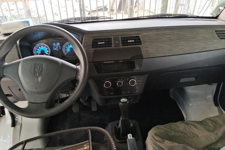 Used Jinbei Hiace X30 2023 1.5L Super-Comfortable Passenger Van 5/6/7-Seater Non-Air-Conditioned Version Model SWC15M Center Console