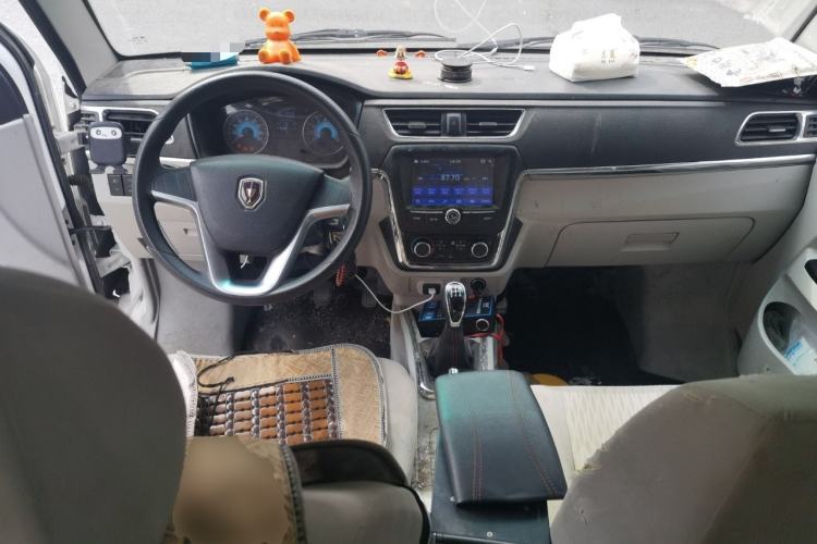 Used Jinbei Hiace X30 2023 1.5L Business-Style Passenger Van 5/6/7-Seater Non-Air-Conditioned Version SWC15M Center Console