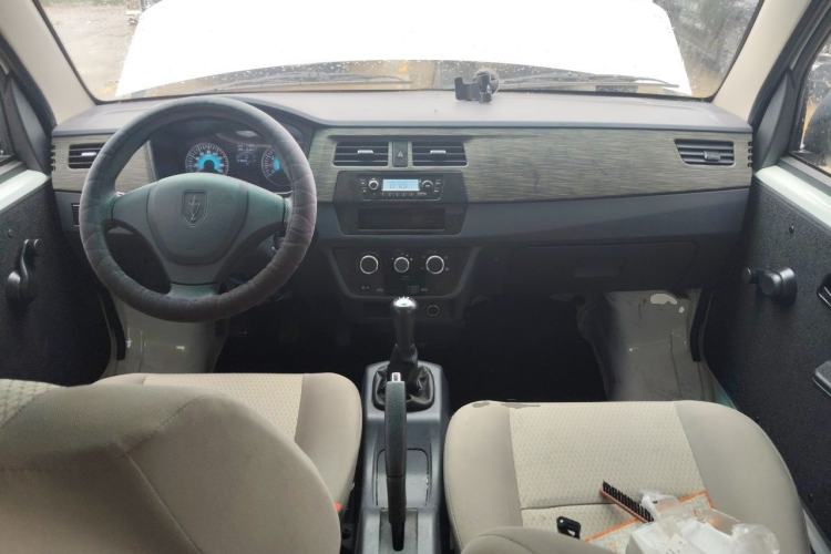 Used Jinbei Hiace X30 2023 1.5L Super-Comfortable Passenger Van 5/6/7-Seater Non-Air-Conditioned Version Model SWC15M Center Console