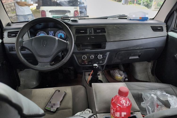 Used Jinbei Hiace X30 2023 1.5L Super-Comfortable Passenger Van 5/6/7-Seater Non-Air-Conditioned Version Model SWC15M Center Console