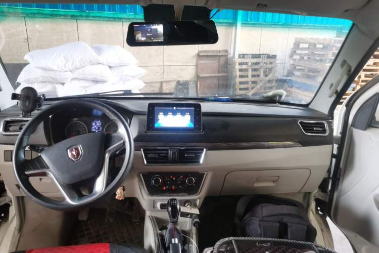 Used Jinbei Hiace X30 2023 1.5L Business-Style Van 2/5-Seater Air-Conditioned Version SWC15M Center Console